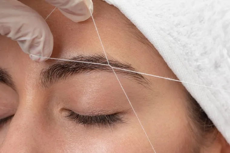 Épilation des sourcils au fil